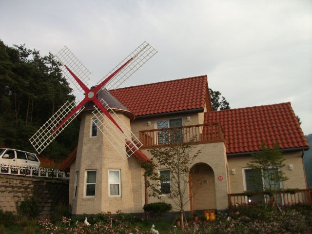 남해예술인마을 수입기와